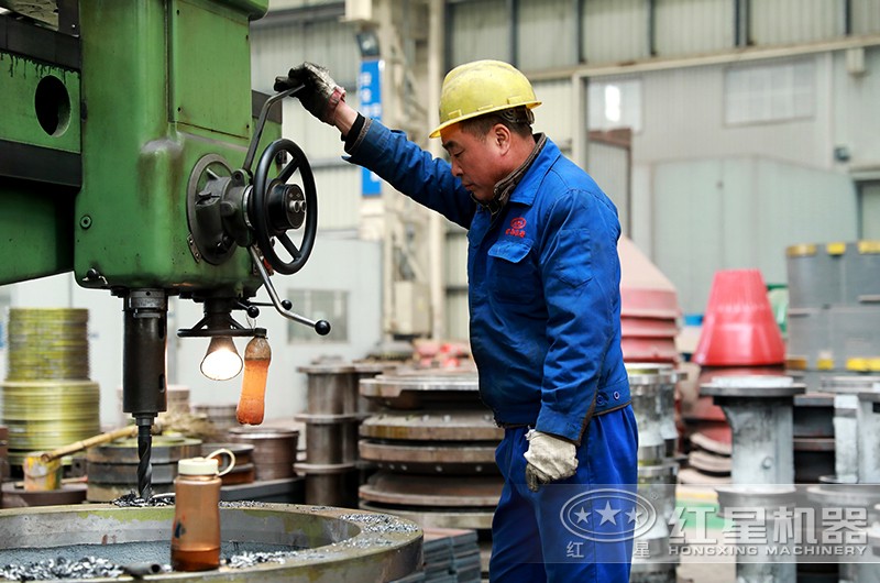 金年会金字招牌信誉至上车间工人作业现场